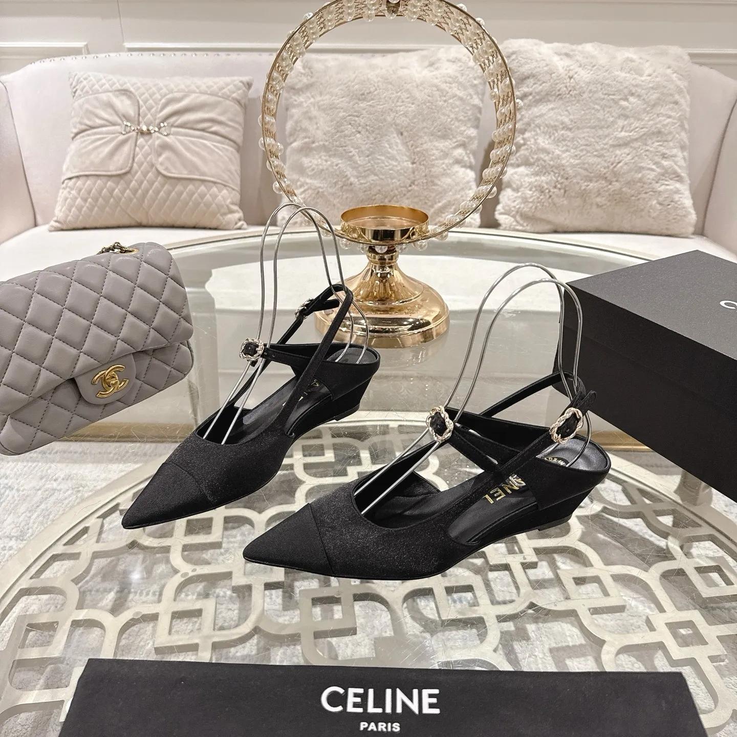 👟👟Ex-factory price 540👟👟 Chanel Xiaoxiang 25ss early spring new product silk satin sandals series French style, so beautiful that it is so beautiful! This is what an elegant and romantic fairy should be like! The minimalist color scheme and silk satin are deeply rooted in people's hearts. It goes well with skirts or casual wear! Fabric: Made of original customized silk Lining: Sheepskin Outsole: Genuine leather outsole imported from Italy Heel height: 4.5cm Size: 35-39 (40.41.42 customization is non-refundable)